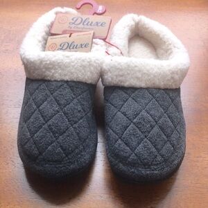 NWT Dearfoams Gray and Cream Quilted Memory Foam Indoor Outdoor Slippers Size S